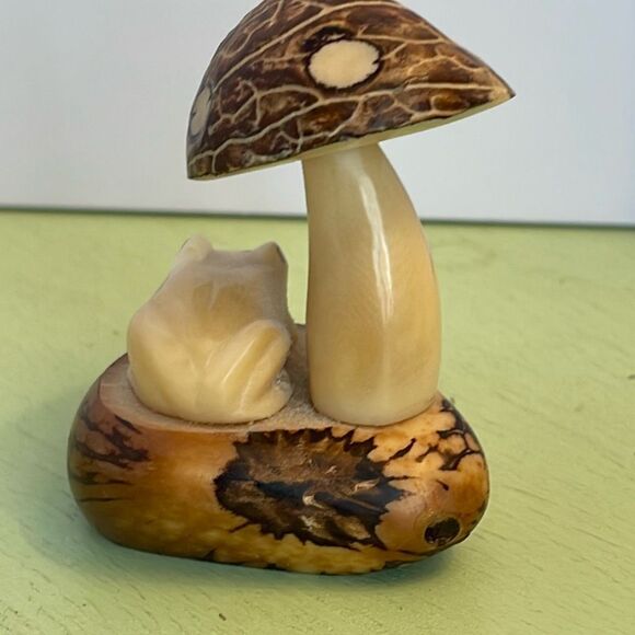 Tagus Nut mushroom and frog craved figurine. Sustainably eco friendly - Picture 3 of 8